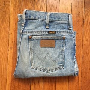 Distressed VTG Wrangler Jeans Leather Logo Patch